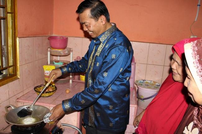 Walikota Pekanbaru DR H Firdaus ST MT saat menguji memasak telur menggunakan gas jaringan di salah satu rumah warga di Kecamatan Sail, beberapa waktu lalu.