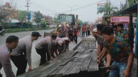 Goro Bersama, Kapolsek Binawidya, Kompol Nusirwan Kerahkan Alat Berat dan Ormas Antisipasi Bencana Banjir