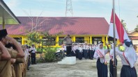 Jadi Pembina Upacara, Personil Polsek Bangko Ajak Siswa Giat dan Rajin Belajar