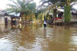 16 Hari Kebanjiran, Warga Desa Buluh Cina di Riau Butuh Bantuan Pakaian
