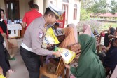 Kapolres Rohil Salurkan Bantuan Sosial untuk Kaum Dhuafa di Mapolsek Bangko Pusako