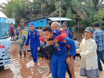 Cooling System Jelang Pemilu, Kasat Pol Airud Polres Siak Evakuasi Lansia Terdampak Banjir
