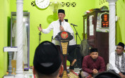 Safari Ramadhan Perdana, Bupati Rohil Serahkan Bantuan Operasional 3 Rumah Ibadah dan Klaim BPJS