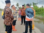 Upaya Atasi Banjir, Bupati Rohil Tinjau Tiga Titik Normalisasi Parit Pembuangan Air