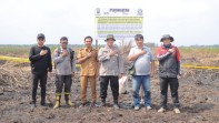 Bersama Tim Ahli Lingkungan Hidup, Kapolres Rohil Pasang Plang Peringatan di Lokasi Karhutla