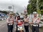 Hari Ke-7 Operasi Keselamatan LK 2025, Satlantas Polres Inhil Bagikan Ratusan Helm SNI kepada Masyarakat