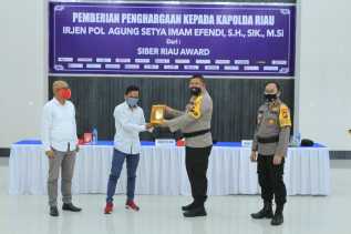 24 Media Beri Penghargaan Kepada Kapolda Riau.
