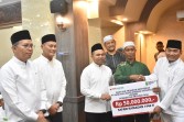 Safari di Dumai, Gubri Abdul Wahid Serahkan CSR BRK Syariah untuk 2 Masjid   