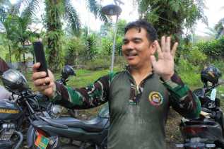 Kangen Keluarga, Satgas TMMD Kodim 0301/PBR Video Call dengan Keluarga