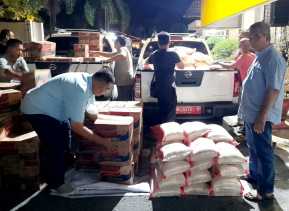 Gubri Serahkan Bantuan Sembako ke Korban Banjir Rohul