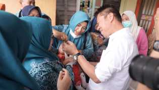 Bupati Rohil Tinjau Pemberian Imunisasi Polio Kepada Anak