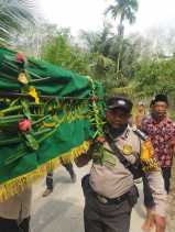 Polsek Rupat Utara Ikut Menjenguk Warga Meninggal di Desa Kadur