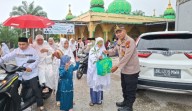 Usai Salat Idul Fitri, Polsek Kandis Bagikan Ratusan Pohon kepada Masyarakat