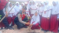 Green Policing, Polres Siak Tanam Pohon di SDIT Muthamainnah, Tanamkan Kepedulian dan Cinta Lingkungan Sejak Dini