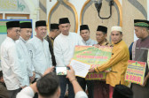 Safari Ramadhan Ke Kecamatan Bangko Pusako, Bupati  Rohil Salurkan Bantuan Operasional 5 Masjid