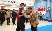 Saluak dan Selendang Persaudaraan: Cendera Mata Adat Palembayan untuk Kapolda Riau di Penghujung Misi Kemanusiaan