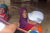 PLN Kontrol Keamanan Kelistrikan, Bantu Evakuasi Warga di Tengah Banjir Bekasi
