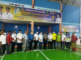 Wabup Rohil Buka Turnamen Badminton Kejuaran Piala Bergilir Jhoni Charles Cup 2022