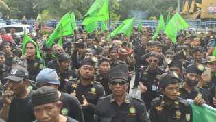 Ribuan Massa LLMB dan Ormas Melayu Kepung Gedung DPRD Riau