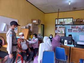 Personel Polsek Teluk Meranti Pantau Kegiatan Vaksinasi di Puskesmas