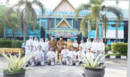 Kepsek SMAN 8 Pekanbaru Serahkan Medali dan Piagam Pada Siswa Beprestasi