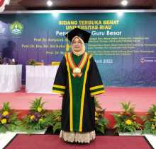 Azriyenni Profesor Wanita Pertama Bidang Kelistrikan di Riau