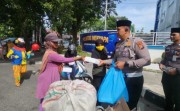 Jum’at Berkah, Ditlantas Polda Riau Bagikan Nasi Kotak untuk Kaum Dhuafa, Pekerja Jalanan dan Petugas Kebersihan di Pekanbaru