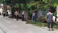 Antisipasi Banjir, Kapolsek Binawidya Gotongroyong Bersama Masyarakat Bersihkan Saluran Air dari Tumpukan Sampah