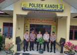Selamat Ulang Tahun, Personel Polsek Kandis, Aiptu Ronal Dapat Kado Bibit Pohon dari Kapolres