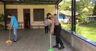 Polsek Rupat Utara Lakukan Gotong Royong di Gereja di Desa Tanjung Medang