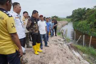 Antisipasi Banjir, Pj Wali Kota Pantau Pembuatan tanggul di Sungai Sibam