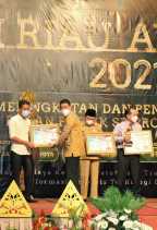 Bupati Rohil Afrizal Sintong Terima Penghargaan dari Komisi Informasi Riau