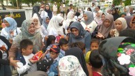 Ketua TP PKK Rohil Bersama Siswa Happy Bear Bagi Takjil Buka Puasa