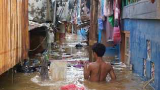 Polemik Buang Sampah Sembarangan Jadi Penyebab Banjir DKI