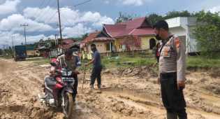 Personel Polres Bengkalis Bantu Perbaiki Jalan di Desa Kadur