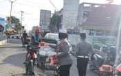 Pengaturan Lalu Lintas Ditengah Suasana Ramadan, Satlantas Polres Inhil Berbagi Takjil Gratis kepada Masyarakat