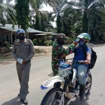 TNI Bersama Relawan Gugus Tugas Covid-19 Lakukan Rapid Test Warga yang Melintas di Pos Tukiang