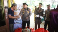 Jumat Berkah, Polsek Bangko Berbagi Makanan Siap Saji di Mesjid Al Mu'min