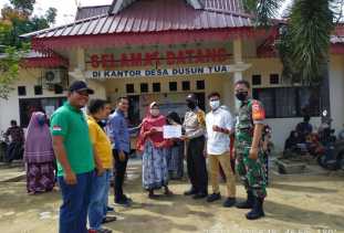 Polsek Pangkalan Lesung Kawal Penyerahan  BLT DD di Desa Dusun Tua dan Desa Tanjung Kuyo