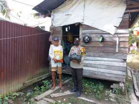 Polsek Siak Kecil Berikan Sembako Kepada Warga Membutuhkan di Desa Muara Dua