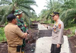 Kapolres Bengkalis AKBP Indra Wijatmiko Tinjau Bencana Tanah Longsor di Desa Simpang Ayam
