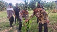 Polsek Kandis Tanam100 Pohon di Telaga Sam Sam, Penguatan Green Policing untuk Menjaga Lingkungan