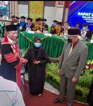 Milad Ke-60 UIR, Mantan Rektor UIR Terima Pin Emas dan Orasi Ilmiah dari Alumni