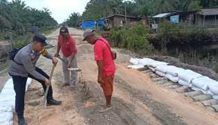 Perbaiki Jalan Rusak, Polsek Siak Kecil Ajak Warga Gotong Royong
