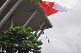 Mapala Sakai Kibarkan M bendera Merah Putih di Pustaka Wilayah Soeman HS