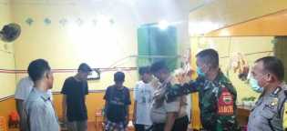 TNI-Polri Patroli Malam Cegah Penyebaran Covid-19 di Kecamatan Rambah