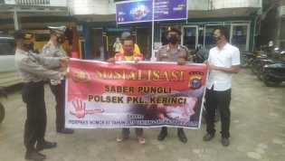 Sosialisasi Saber Pungli, Anggota Polsek Pangkalan Kerinci Sambangi Petugas Parkir