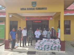 Babinsa Desa Sei Kumango Bersama PT Central Marihat Beri Bantuan Sembako