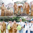 Jadi Pembina Upacara di SMKN 6 Pekanbaru, Kadisdik Riau Tanam Pohon dan Serahkan Bantuan ke Siswa