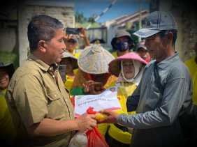 Polda Riau Lakukan Bakti Sosial Bersama Petugas Kebersihan Kota Pekanbaru